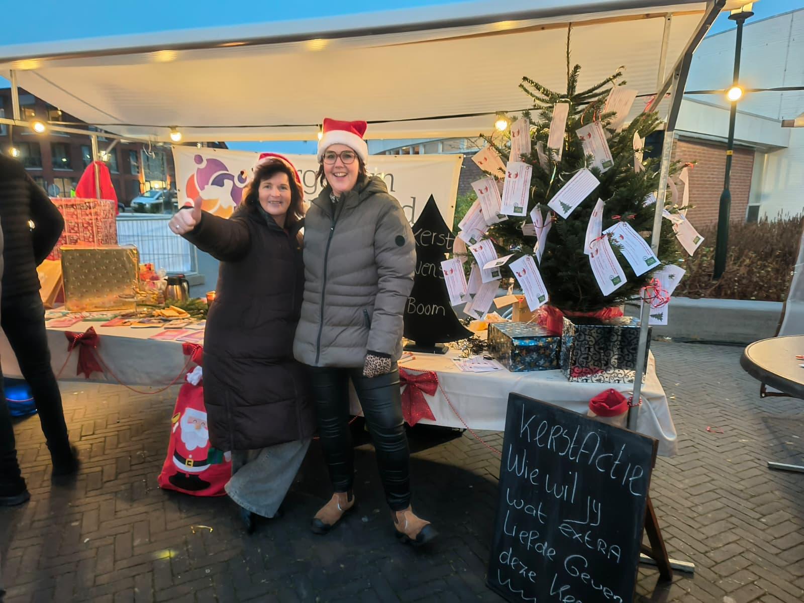 Opbouwwerkers Ina en Sanne kerstmarkt 2024
